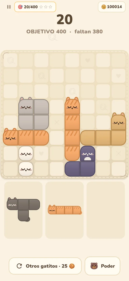 Partida de Snoozy Cats en marcha: gatitos dormidos de varios colores colocados sobre la manta de 8 por 8, con la puntuación y el objetivo arriba.